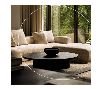 Living aconchegante com luz natural Sala aconchegante com sofá modular bege, bowl decorativo sobre mesa redonda e vegetação externa visível.